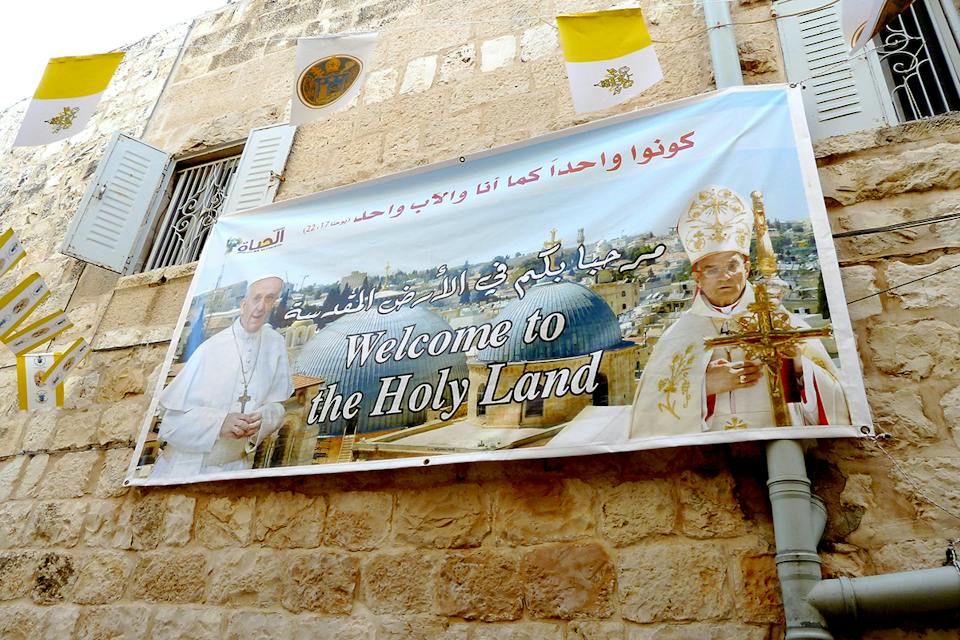 Old Jerusalem, Maronite Convent street, banner and flags to welcome Pope Francis and Lebanese Maronite patriarch Beshara al-Rahi. (Utilisateur:Djampa, Wikimedia Commons)