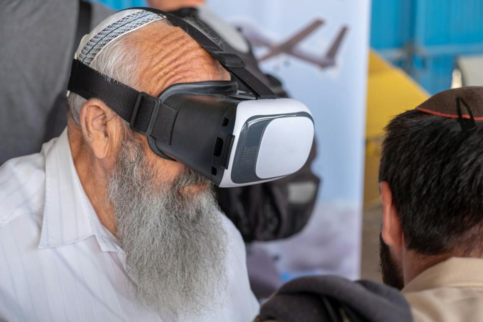 Orthodox man wearing VR headset glasses (Shutterstock) Orthodox man wearing VR headset glasses (Shutterstock)