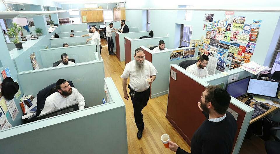 Merkos L'Inyonei Chinuch, Brooklyn, NY (Bentzi Sasson via Wikimedia)