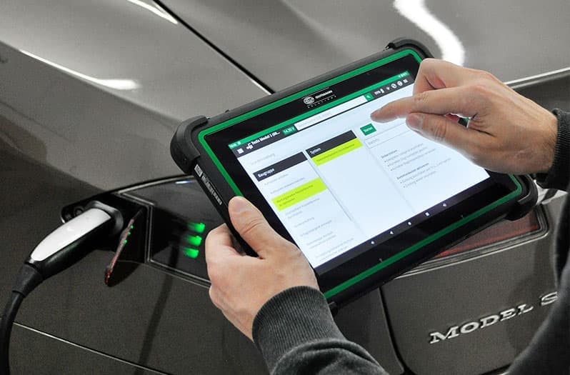 Hella Mega MACS 77 diagnose apparaat in gebruik bij een Tesla Model S