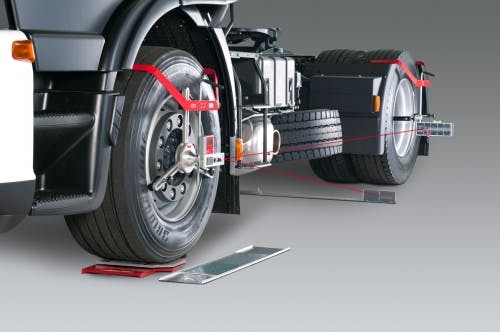 Koch HD-30 EasyTouch uitlijningapparatuur gemonteerd op die wielen van een truck
