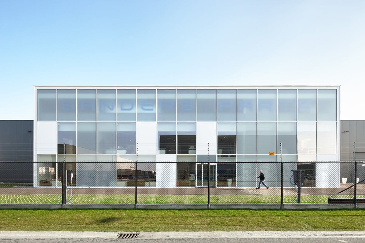 Vooraanzicht van het huidige kantoorgebouw en magazijn in Dendermonde