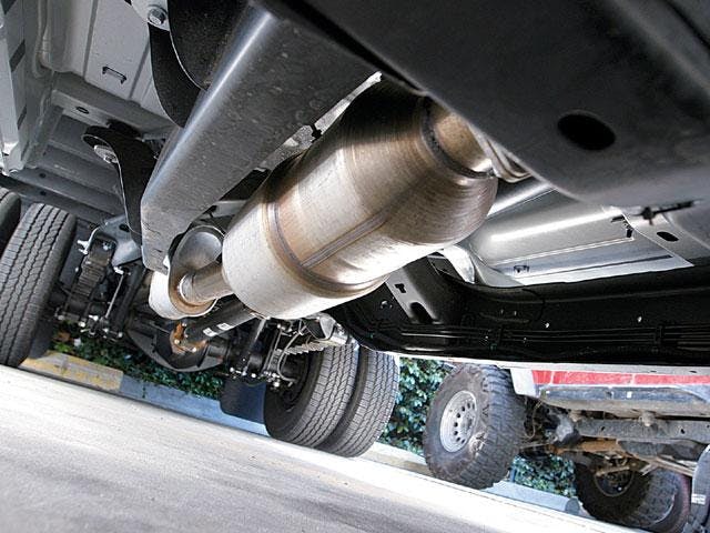 Close-up van DPF / katalysator onder een vrachtwagen