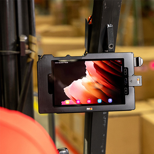 Einsatz im Gabelstapler Brodit Pedestal-Halterung im Gabelstapler fuer Logistik und Lagerbetrieb