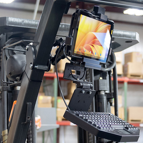 Einsatz im Gabelstapler Brodit Pedestal-Halterung im Gabelstapler fuer Logistik und Lagerbetrieb