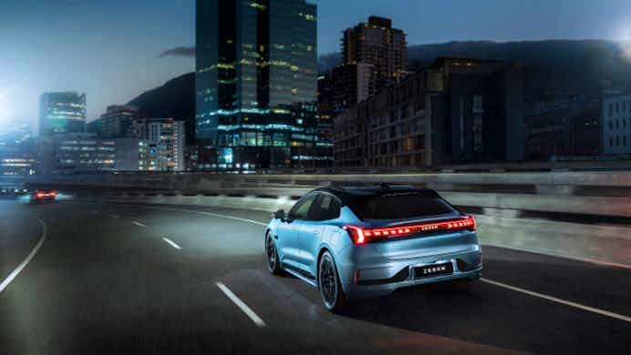 Zeekr bietet Langstreckenreichweite, schnelles Laden, intuitive Benutzeroberflächen und Connected Services. Mit Over-the-Air-Updates bleiben die Fahrzeuge stets auf dem neuesten Stand – mit kontinuierlichen Leistungs- und Funktionsverbesserungen.