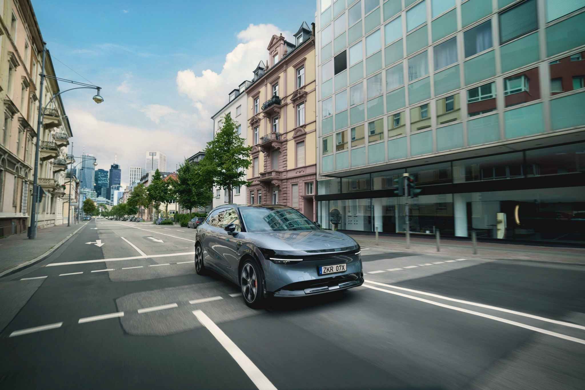 Zeekr bietet ein Oberklasse-Erlebnis, das über herkömmliche Premiumfahrzeuge hinausgeht: Komfortables Premium-Interieur mit großzügigem Platzangebot auf jedem Sitzplatz. Langstreckentaugliches Fahrwerk, performante Antriebe, die in jeder Situation Souveränität garantieren und dazu intuitive Benutzeroberflächen, Connected Services und Over-the-Air-Updates für kontinuierliche Verbesserungen.