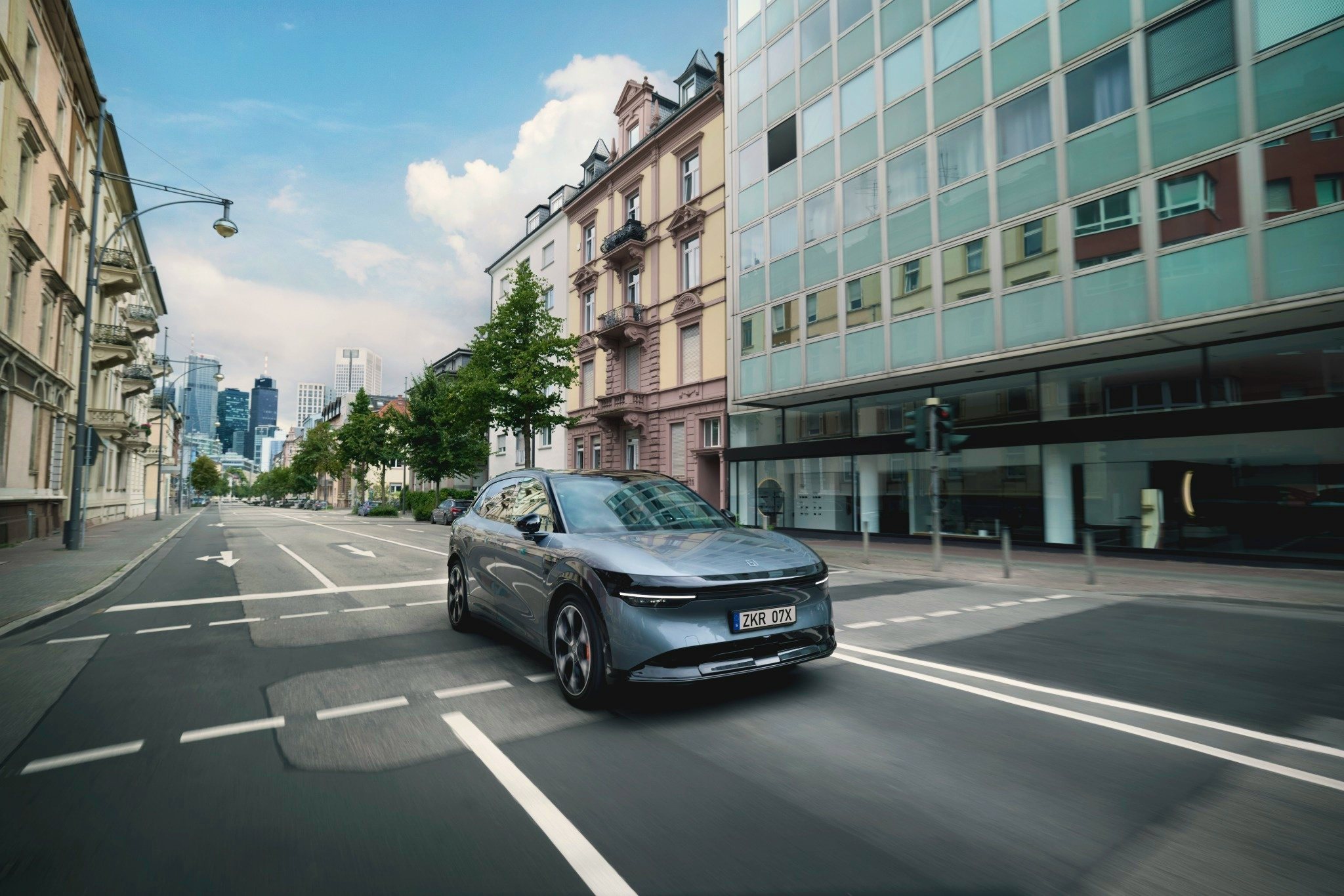 Zeekr bietet ein Oberklasse-Erlebnis, das über herkömmliche Premiumfahrzeuge hinausgeht: Komfortables Premium-Interieur mit großzügigem Platzangebot auf jedem Sitzplatz. Langstreckentaugliches Fahrwerk, performante Antriebe, die in jeder Situation Souveränität garantieren und dazu intuitive Benutzeroberflächen, Connected Services und Over-the-Air-Updates für kontinuierliche Verbesserungen.