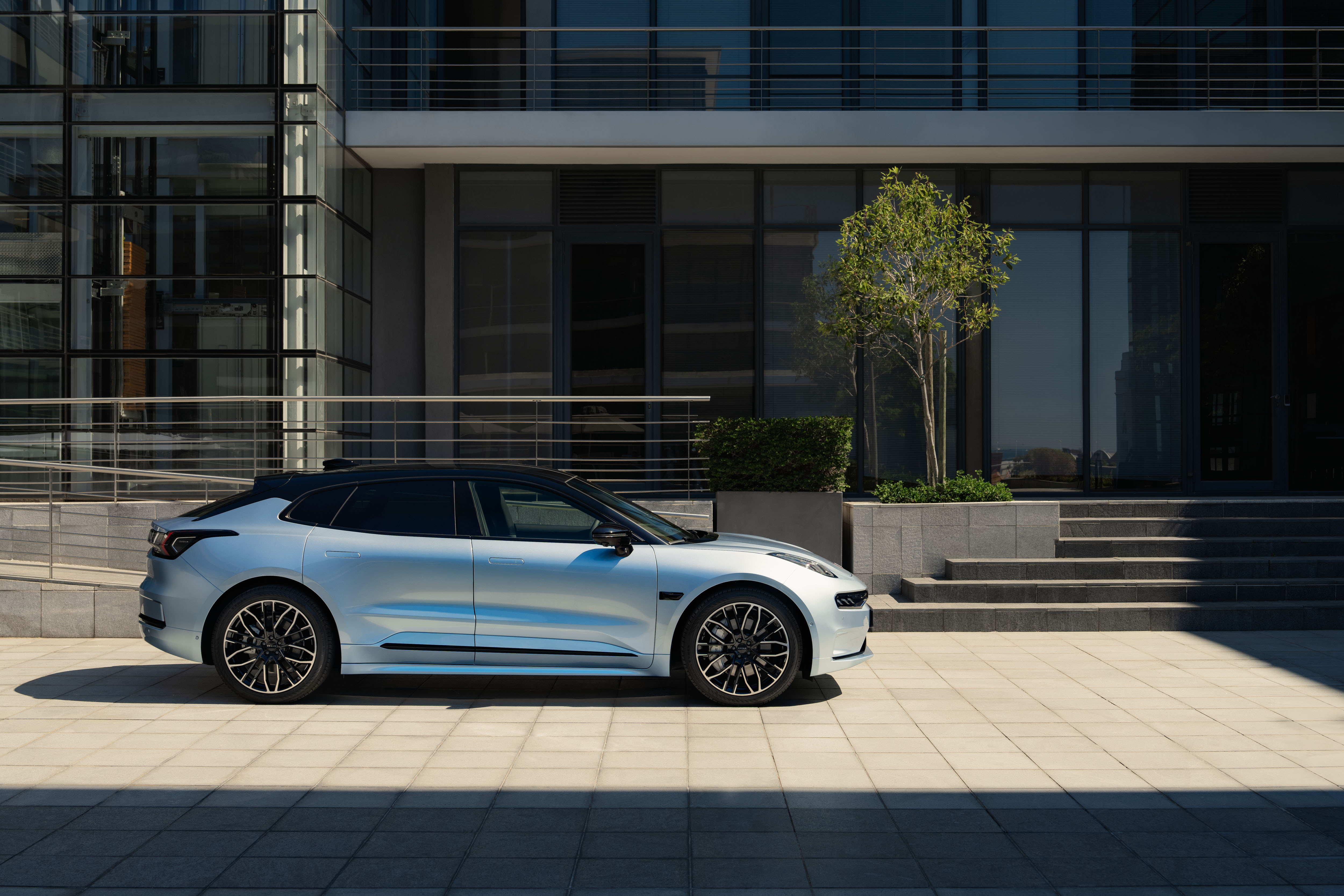 Tevreden medewerkers – Om de beste medewerkers aan te trekken of te behouden is een aantrekkelijk werknemersvoordeel nog steeds de bedrijfswagen. Niets is motiverender dan het bieden van een mooie, praktische, krachtige en comfortabele Zeekr met ongeëvenaarde technologie.