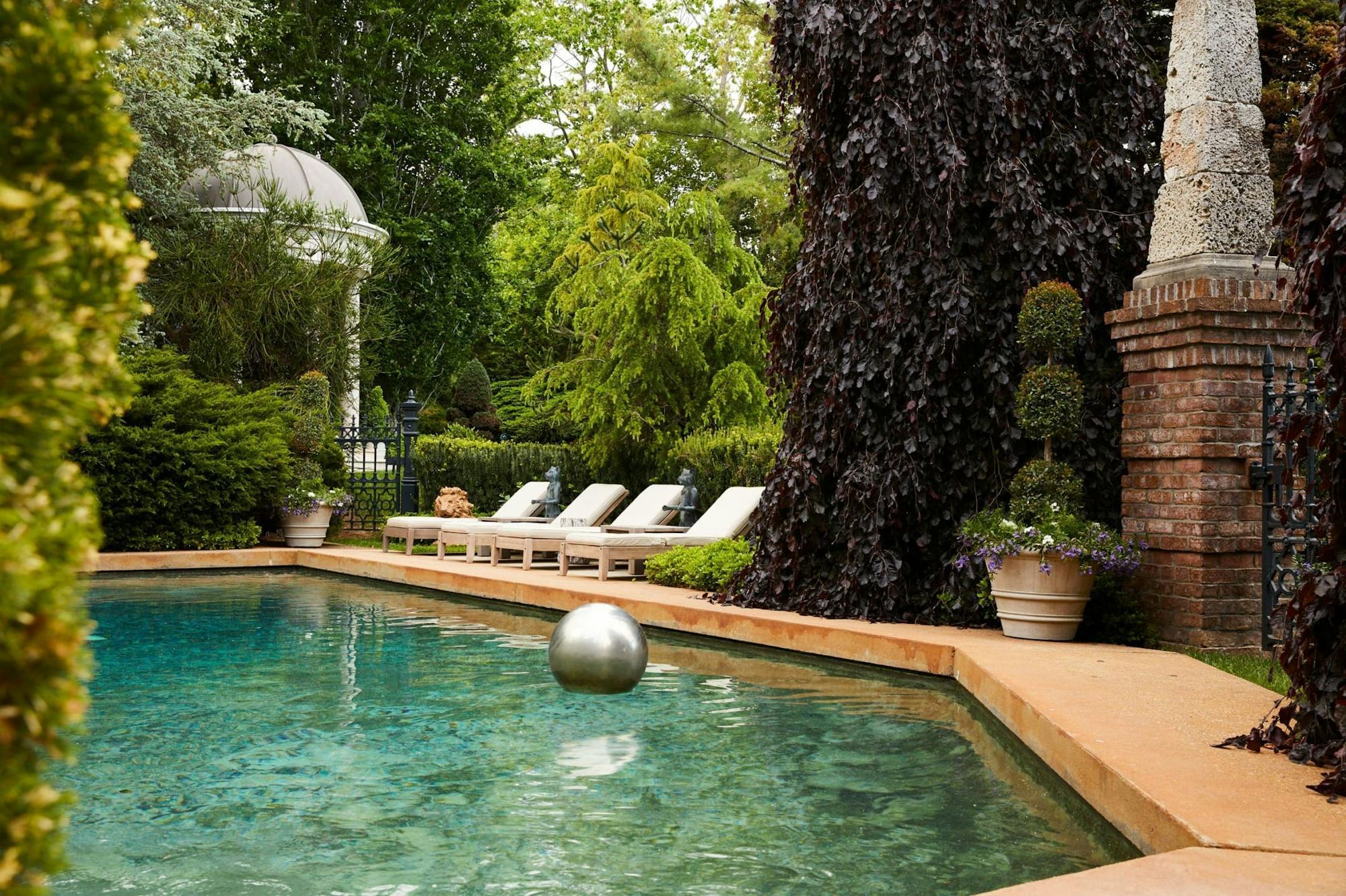 Ingrao Inc, east hampton garden of designers Tony Ingrao and Randy Kemper, pool