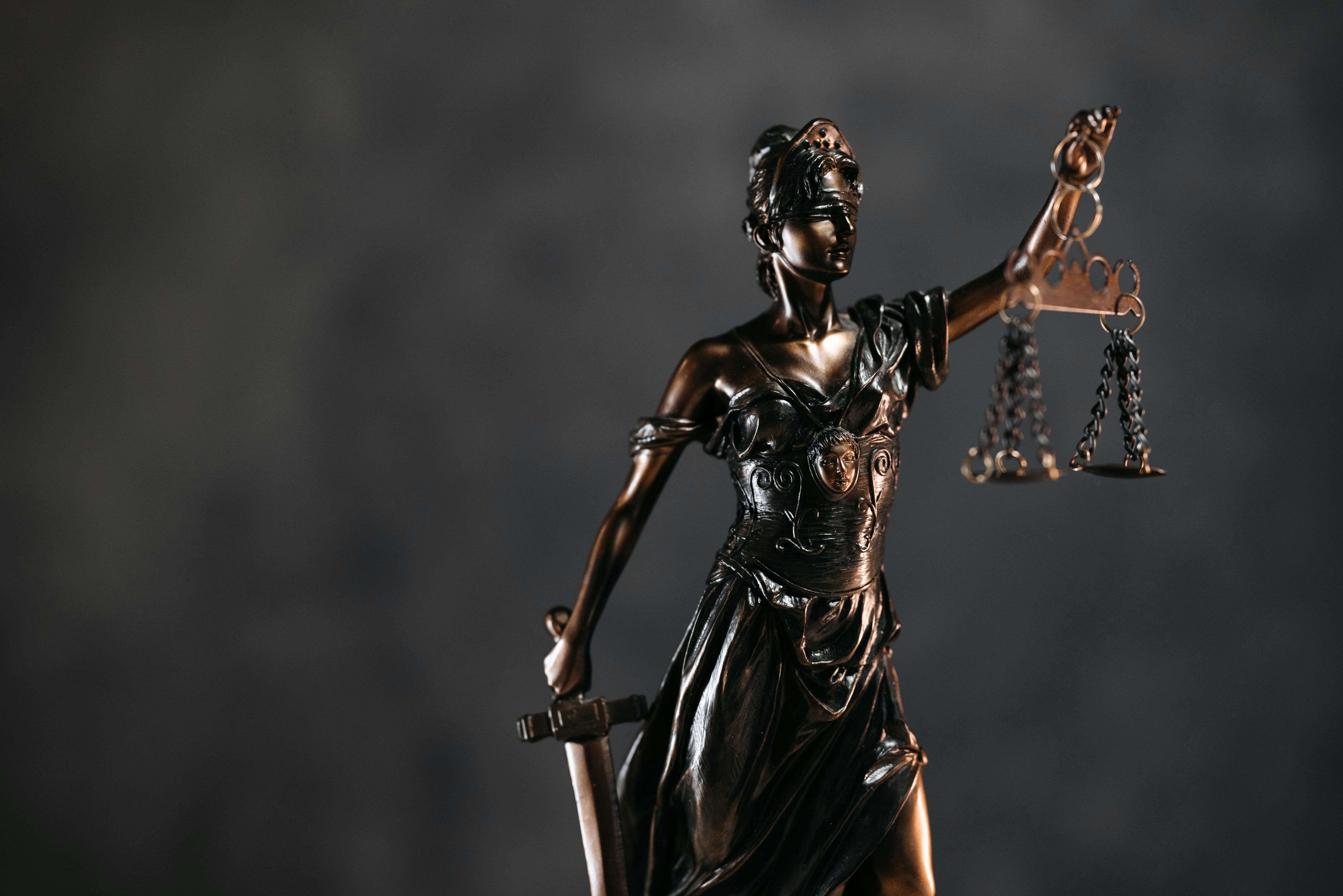 Statue of Lady Justice symbolizing legal rights and compensation for patients harmed by defective medical implants or breast mesh procedures.