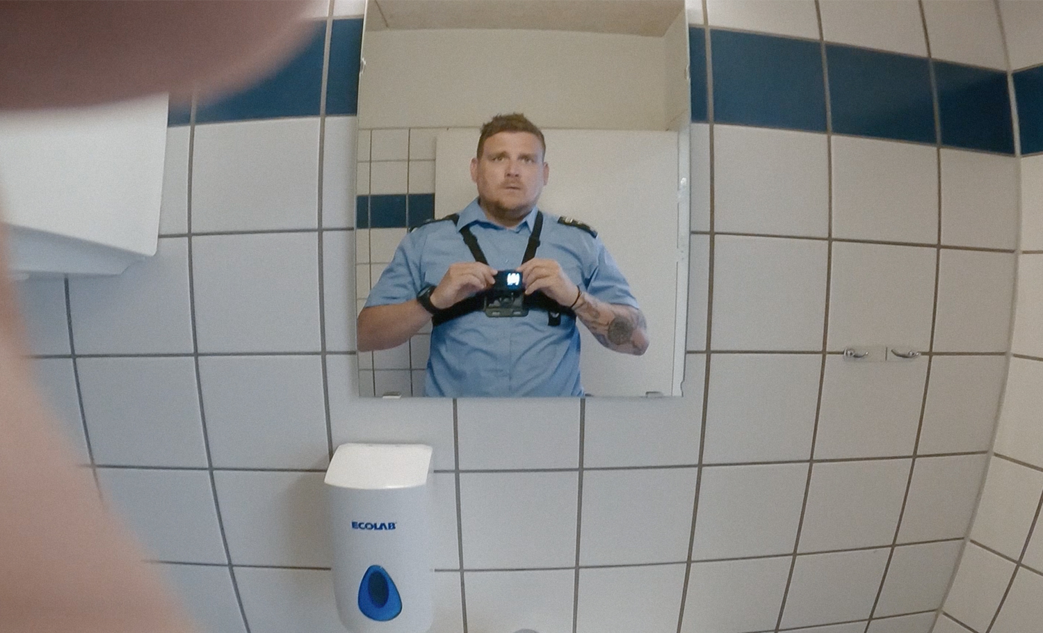Videoen viser en fængselsbetjente montere et Go Pro kamera på hans bryst. Du ser ham gå gennem adgangskontrollen. Derefter udfører han en masse forskellige hverdagsopgaver.