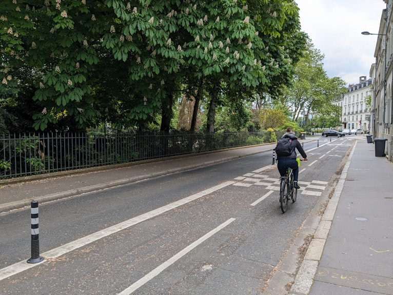 Cycliste sur une piste cyclable