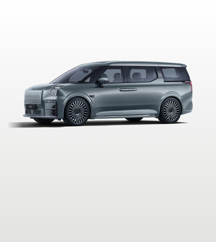 Side view of the Zeekr 009 luxury electric MPV in Grey Purple, featuring a bold grille, aerodynamic design, and premium alloy wheels.