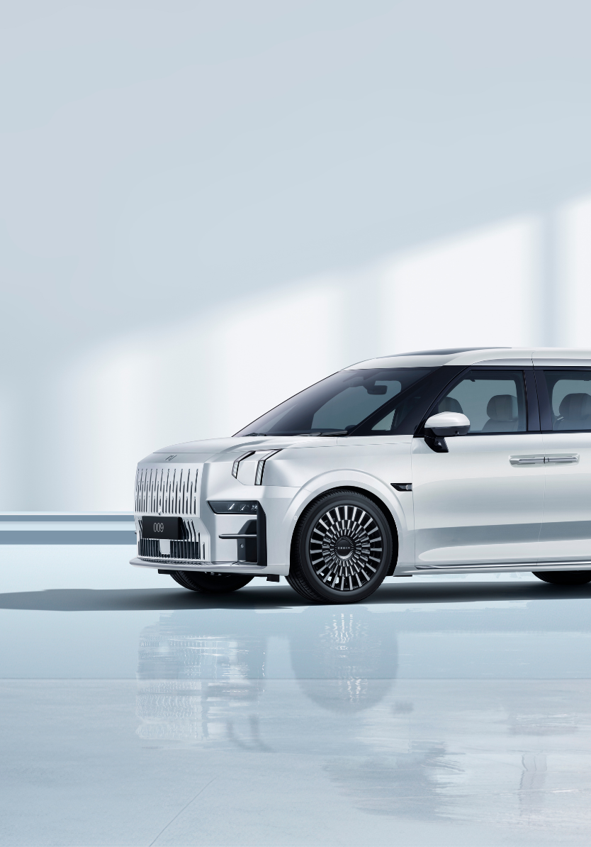 Side view of the Zeekr 009 luxury electric MPV in Crystal White, highlighting its sleek design, bold grille, and premium aero wheels.