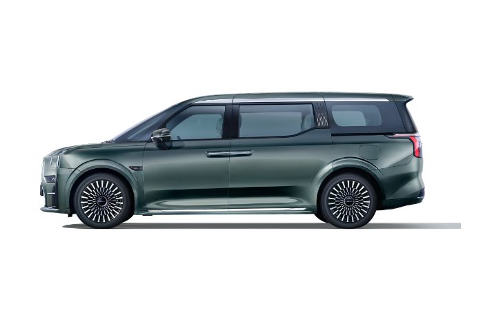 Side view of the Zeekr 009 luxury electric MPV in Mineral Green, featuring a bold grille, aerodynamic design, and premium alloy wheels.