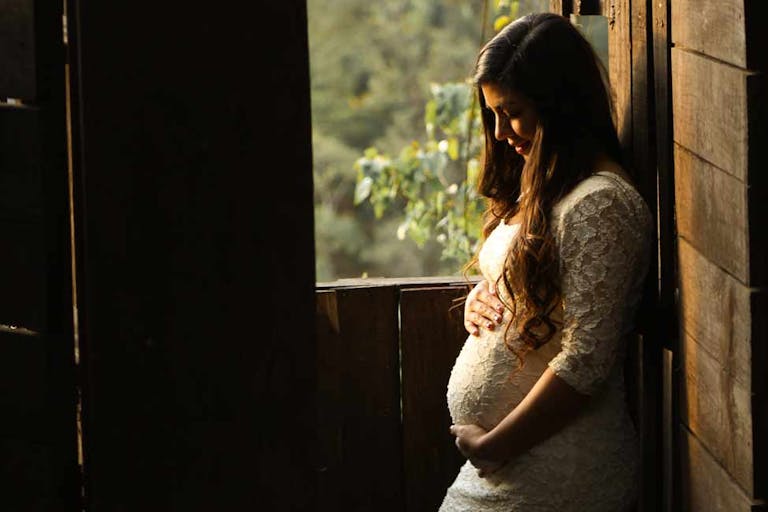 pregnancy-baby-bump-woman-unsplash