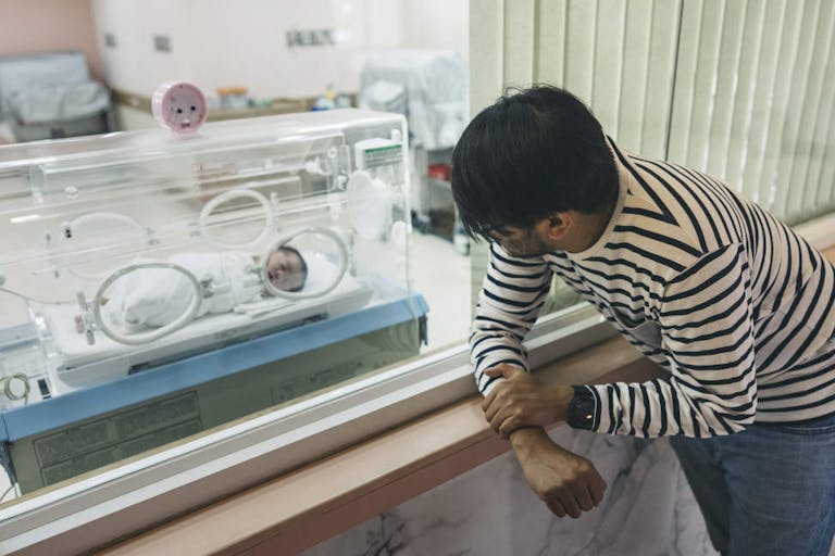 On the first day, an Asian father was overjoyed to see his newborn son in an incubator.