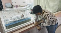 On the first day, an Asian father was overjoyed to see his newborn son in an incubator.