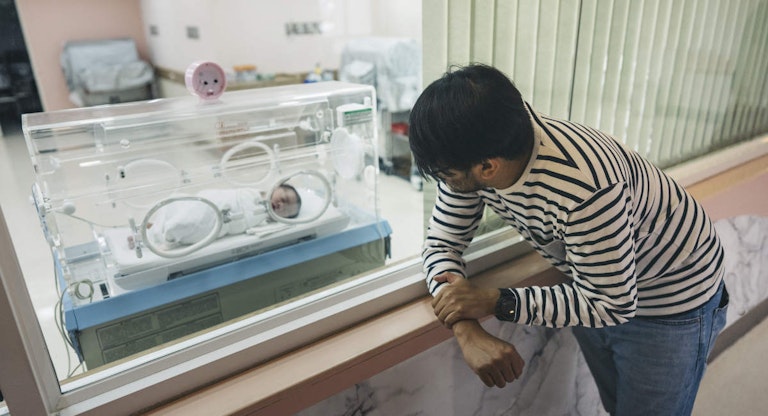 On the first day, an Asian father was overjoyed to see his newborn son in an incubator.