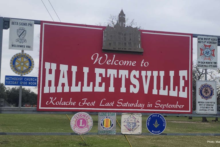 hallettsville texas sign – mark lee dickson Residents of another Texas city urge local leaders to make it a ‘Sanctuary City for the Unborn’ featured image