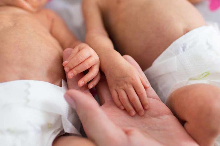 twins-preemies-newborns-premature