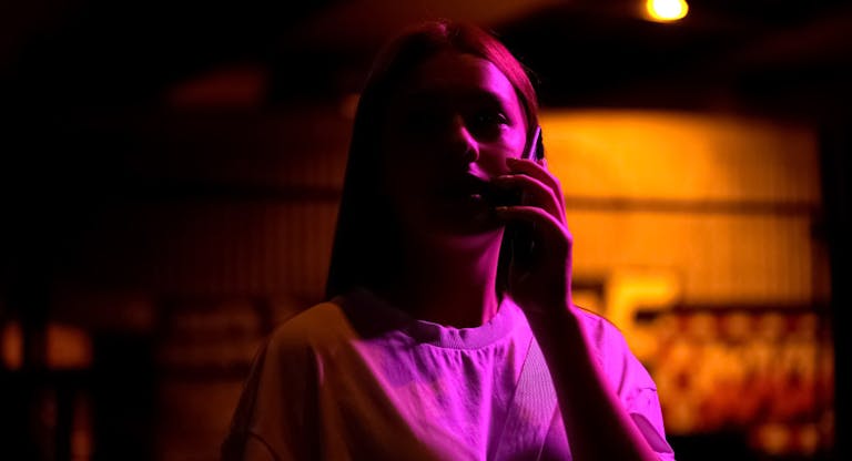 Teenage girl lost in deserted gateway, phoning trying to explain where she is