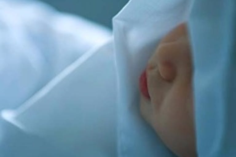 baby_wrapped_up_in_blanket_close-up_IAI007000423