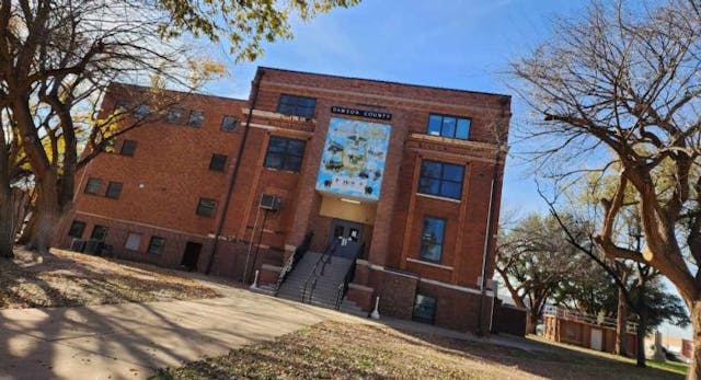 Photo of Dawson County Courthouse: Mark Lee Dickson