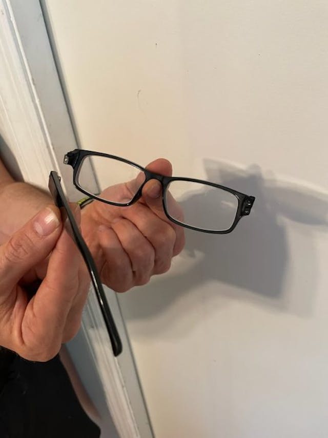 Jonathan’s broken glasses pro-life, assaut, pro-abortion