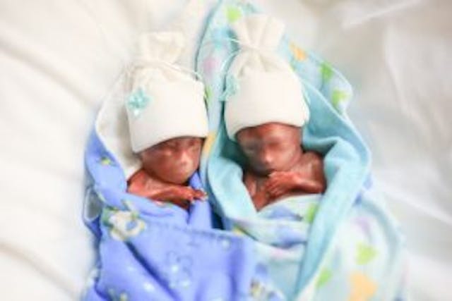 Mother shares powerful photos of identical twins miscarried at 19 weeks image
