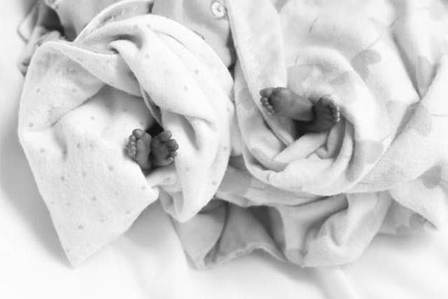 Mother shares powerful photos of identical twins miscarried at 19 weeks image