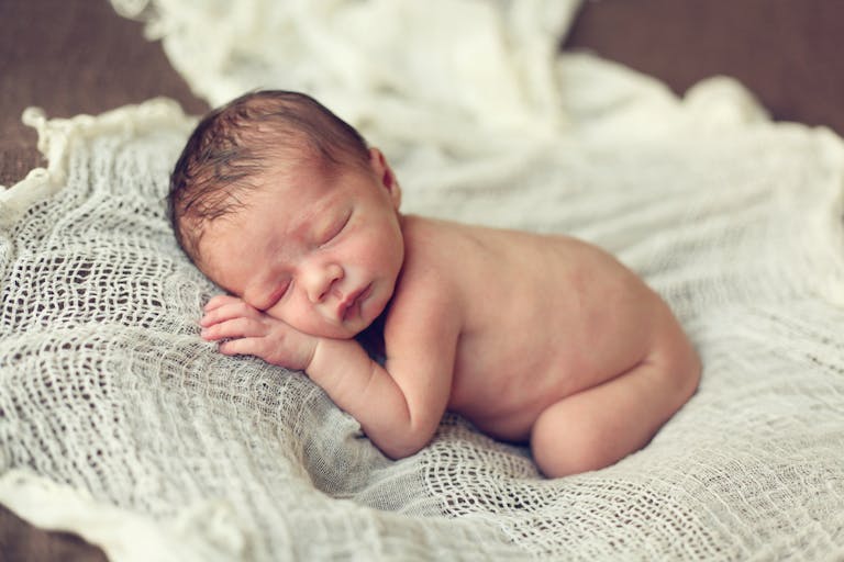 newborn-sleeping-brown-white
