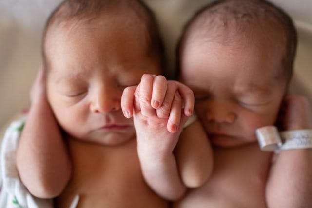 Journalist has miracle twins after infertility: The struggle was ‘so worth it’ image