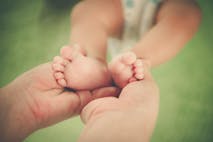 baby-feet-green
