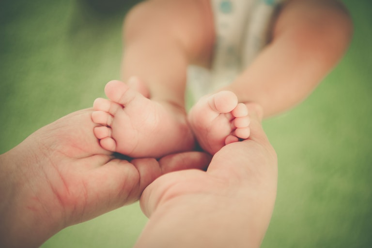 baby-feet-green