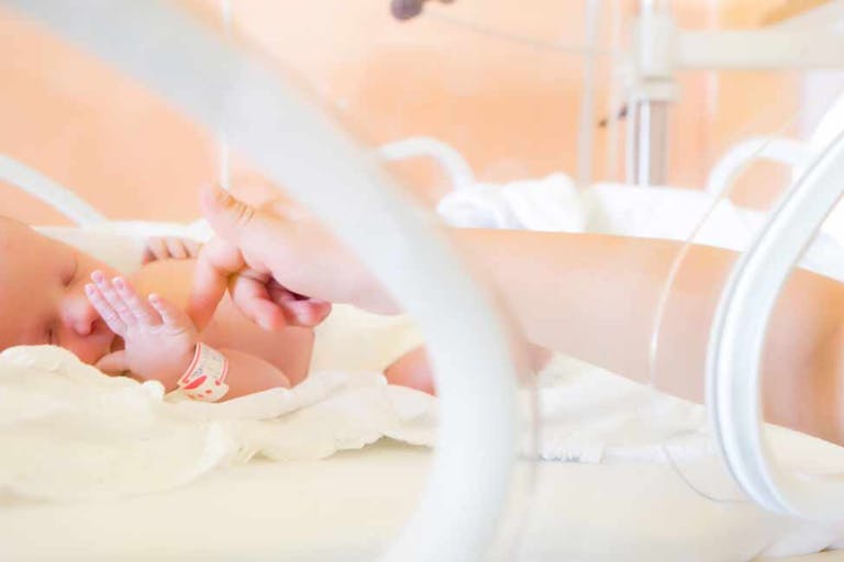 premature-baby-incubator-mom