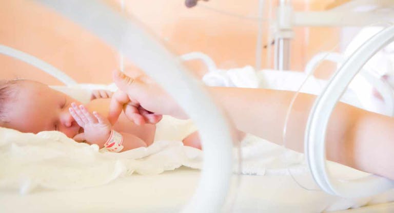 premature-baby-incubator-mom