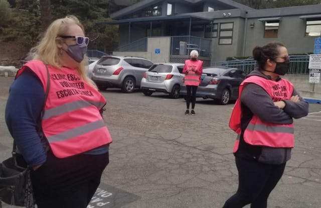 Facility escorts block Walnut Creek PP driveway Pro-lifers claim accusations prompting local California buffer zone ordinance are false image