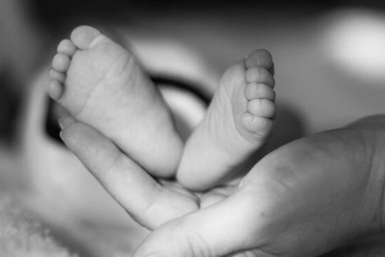 baby-feet-bw-700×350