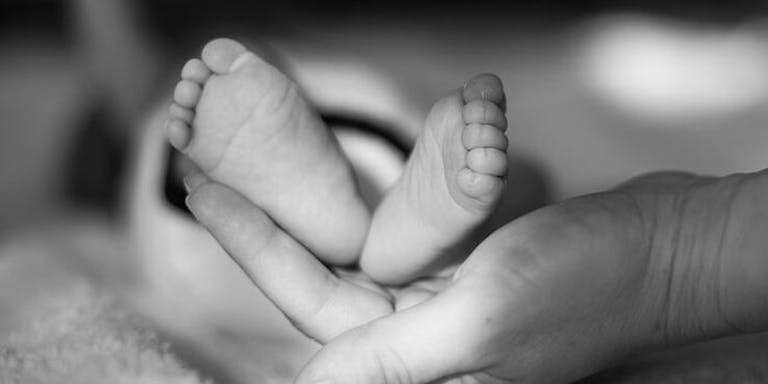 baby-feet-bw-700×350