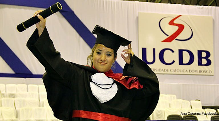 ana-caceres-facebook