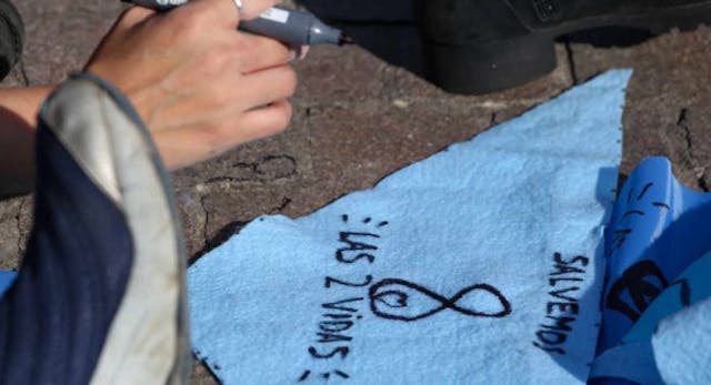 Argentinian pro-lifers created the slogan “Save 2 Lives”. Shutterstock image 5 things American pro-lifers can learn from Argentina’s pro-life victory image