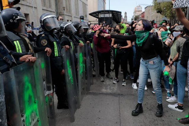Abortion advocates in Mexico City violently clash with police over pro-life laws image