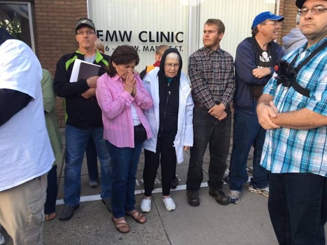 Eva Edl praying at EMW abortion clinic (image credit: Jordan Roose)