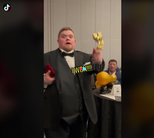 Chef with Down syndrome wins Las Vegas social media award image