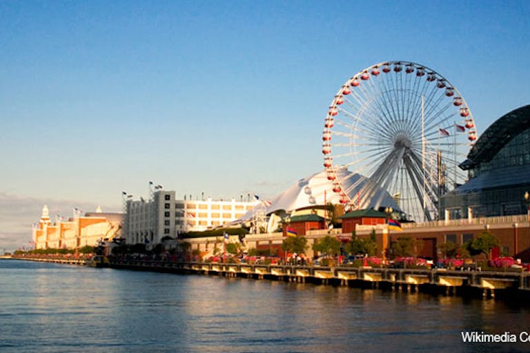 Navy_Pier_from_the_shoreline-672