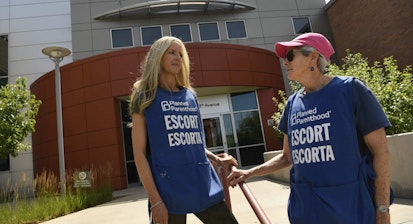 Volunteer escorts at Planned Parenthood”n