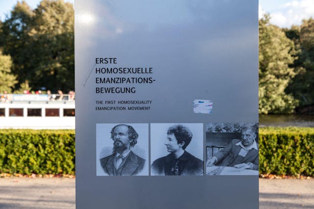 Photo: Bildquelle/ullstein bild via Getty Images Calla Lilien Denkmal - Denkmal der ersten homosexuellen Emanzipationsbewegung in Berlin am Magnus Hirschfeld Ufer (Photo by Bildquelle/ullstein bild via Getty Images)