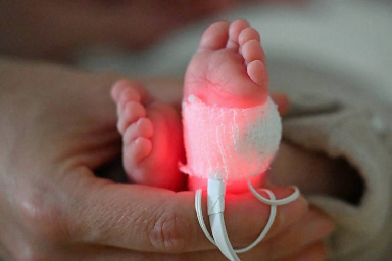 Photo: Jennifer Brückner/picture alliance via Getty Images PRODUCTION - 14 November 2025, Saxony, Leipzig: The foot of a premature baby is held by the mother at Leipzig University Hospital. According to a study from 2023, almost every 11th child in Germany is born before the 37th week of pregnancy - over 60,000 affected babies in one year. Global Premature Baby Day on November 17 aims to draw attention to their fate.